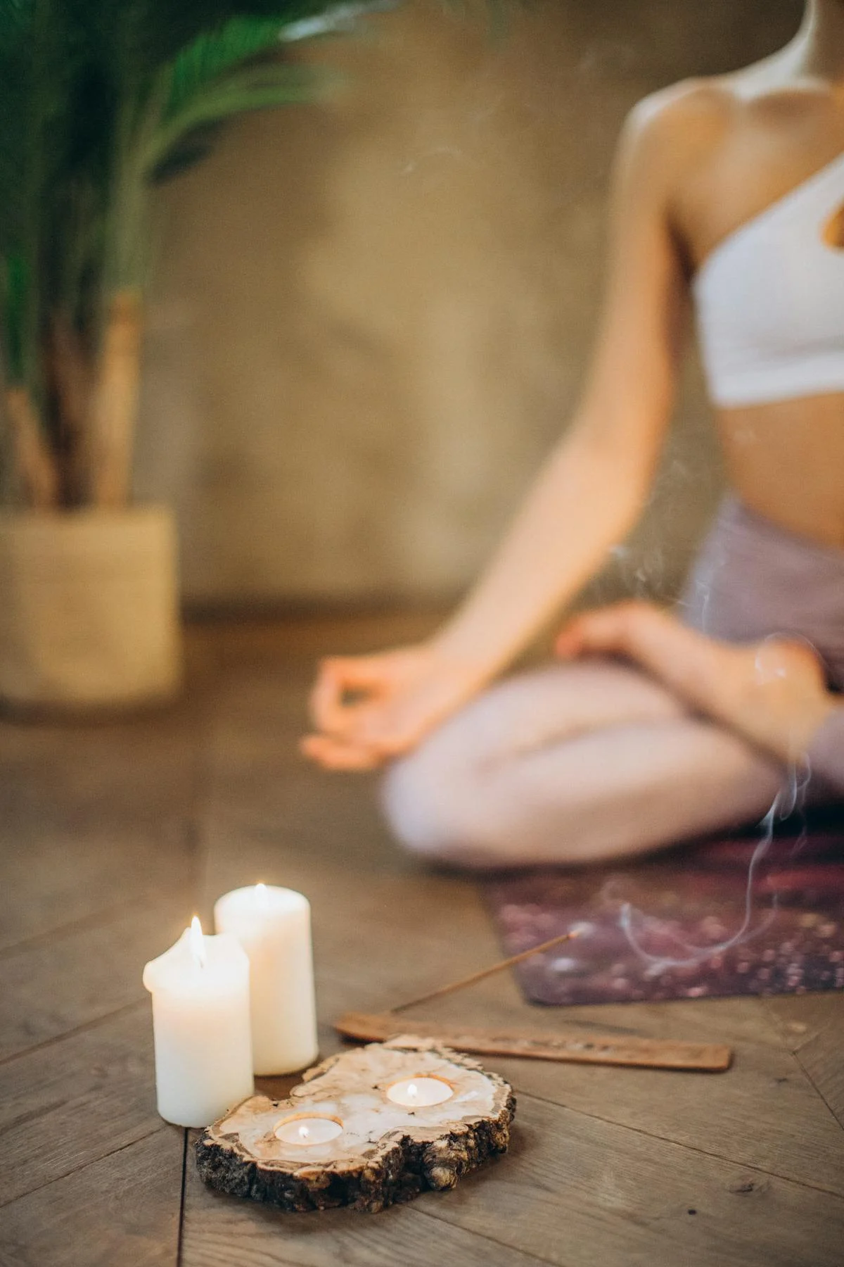 Profissional em meditação durante pausa no trabalho